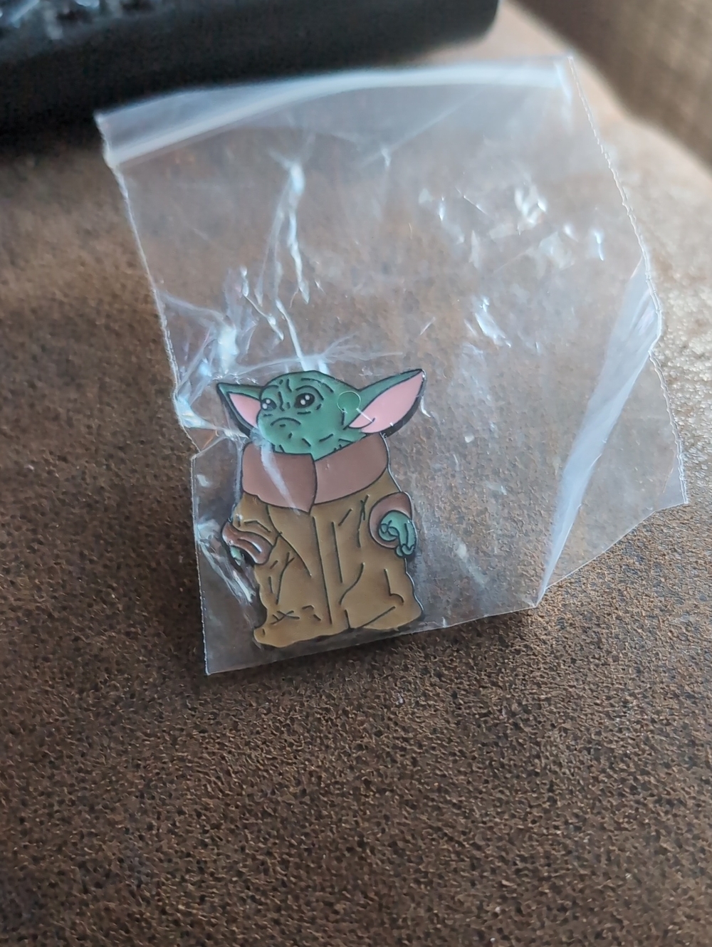 3/8⚡ Grogu Lookin Up Pin